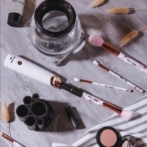 Lipgloss/E-Cleaner/blushes/primer/set of brushes